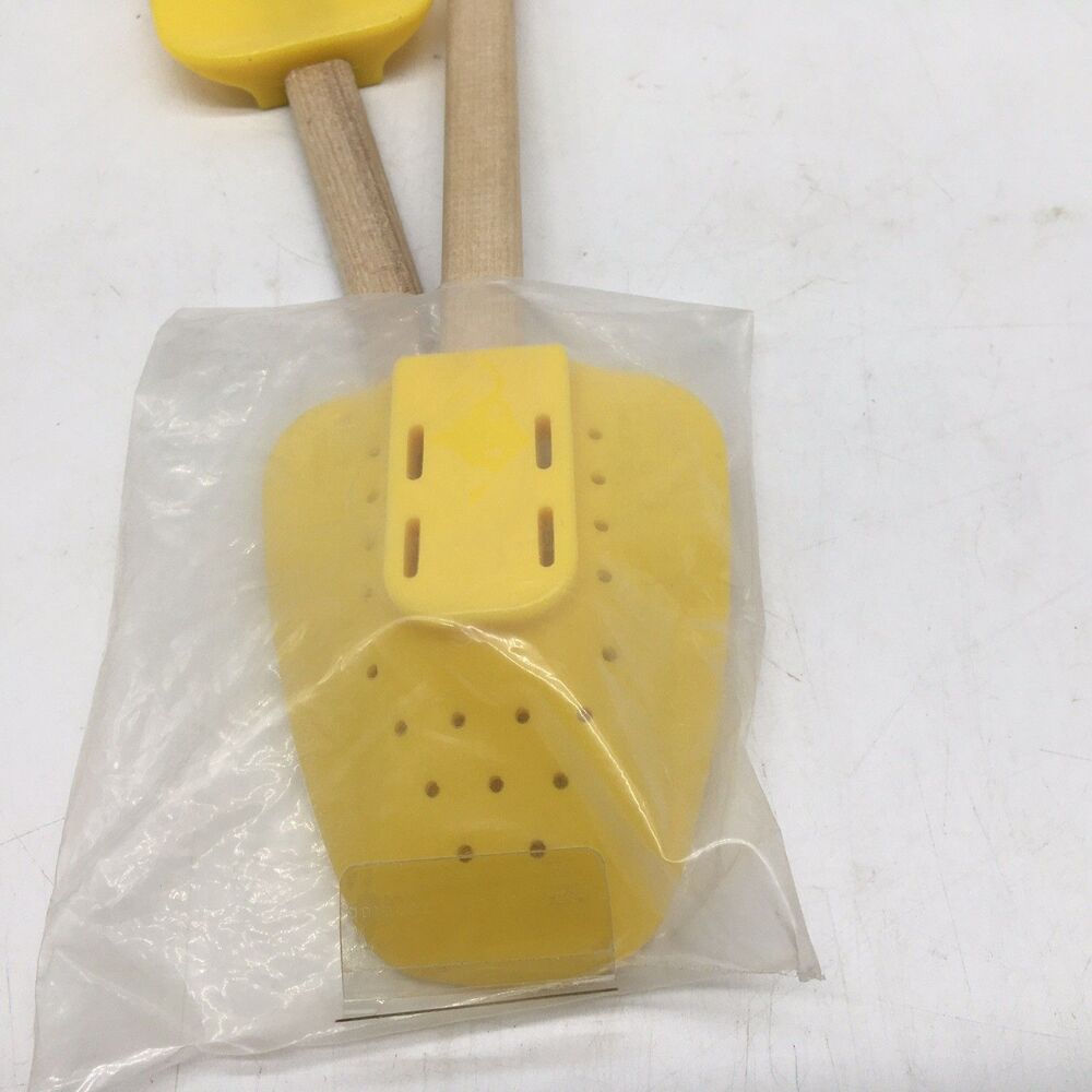 Le Creuset Silicone Spatulas Red Yellow Beech Wood Handle Set of 2 Never Used - Picture 7 of 10